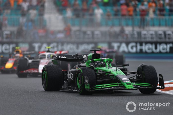 Nico Hulkenberg, Sauber, Oliver Bearman, Haas F1 Team