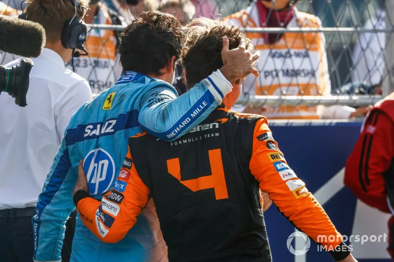 Lando Norris, McLaren F1 Team, 1ère position, est félicité par Carlos Sainz, Scuderia Ferrari, au Parc Ferme.