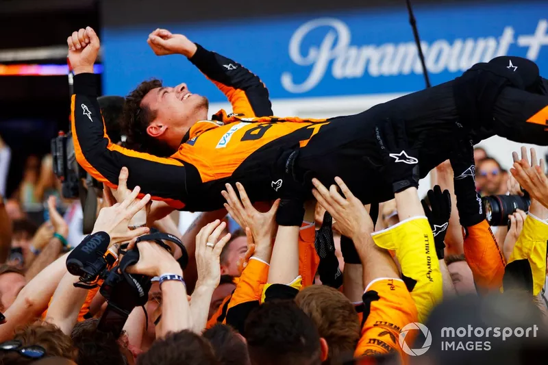 Lando Norris, McLaren F1 Team, 1ère position, est dépassé par son équipe au Parc Ferme.