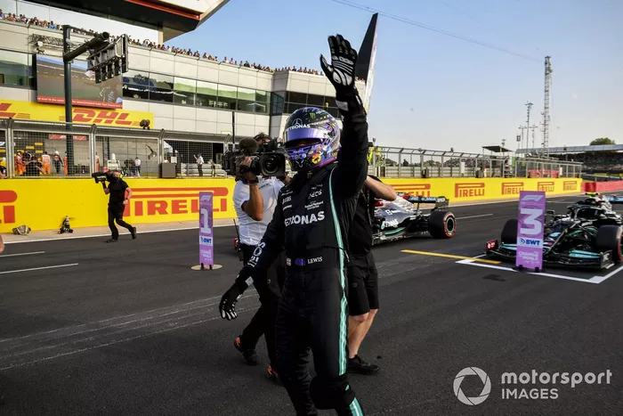Ganador de la primera posición para la carrera Sprint Lewis Hamilton, Mercedes