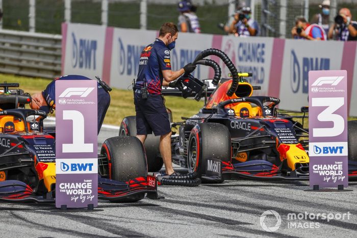 Los mecánicos con los coches del ganador de la pole, Max Verstappen, Red Bull Racing RB16B, y del tercer puesto Sergio Pérez, Red Bull Racing RB16B, en el Parc Ferme tras la clasificación