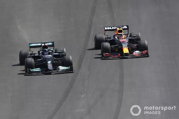 Lewis Hamilton, Mercedes W12, pasa a Max Verstappen, Red Bull Racing RB16B
