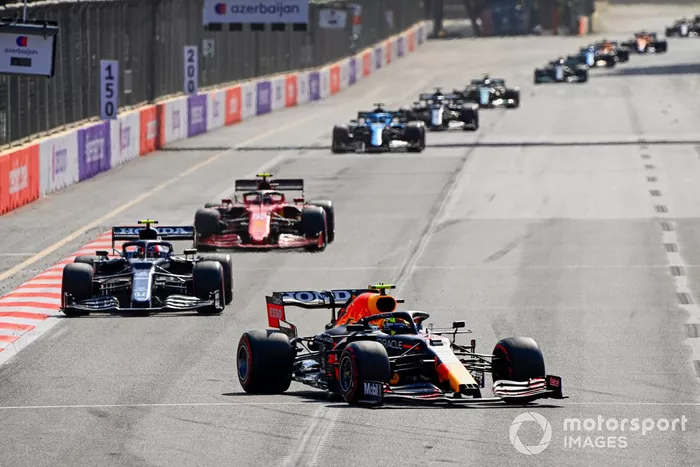 Sergio Pérez, Red Bull Racing RB16B, Pierre Gasly, AlphaTauri AT02, Carlos Sainz Jr., Ferrari SF21