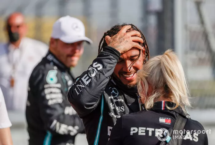Ganador Lewis Hamilton, Mercedes, celebra con Angela Cullen, fisioterapeuta de Lewis Hamilton
