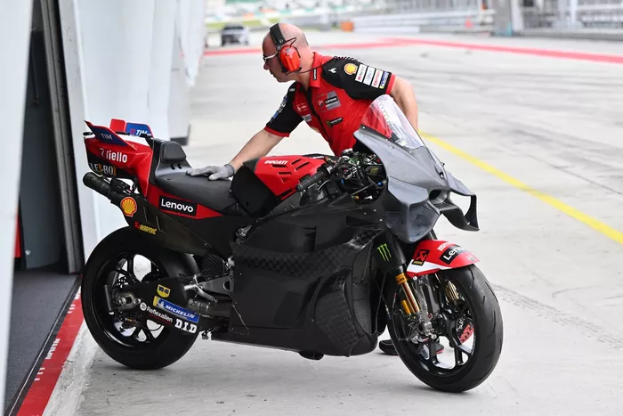 Moto Ducati Team con nuova carenatura
