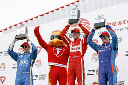 Podium : le deuxième, Simon Pagenaud, Team Penske Chevrolet, le vainqueur Sébastien Bourdais, Dale Coyne Racing Honda, le troisième, Scott Dixon, Chip Ganassi Racing Honda