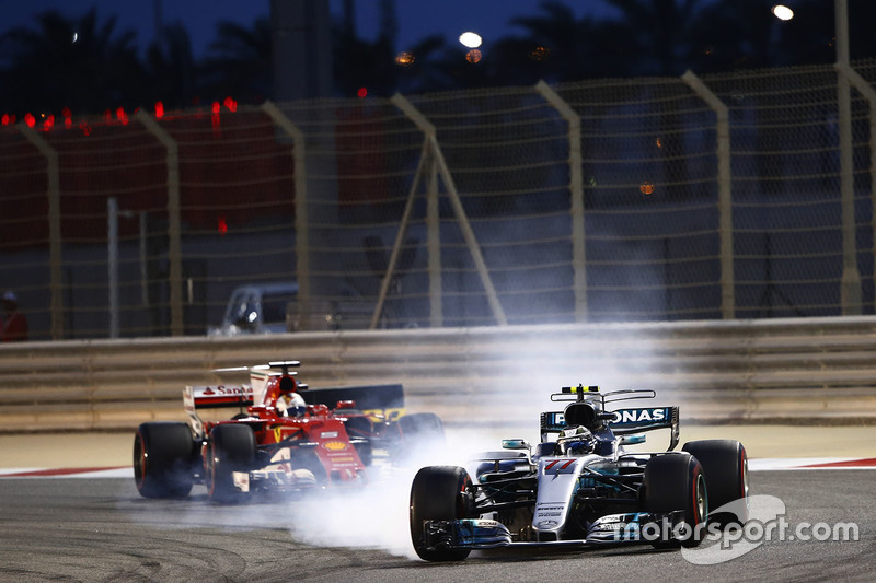 Valtteri Bottas, Mercedes AMG F1 W08 y Sebastian Vettel, Ferrari SF70H