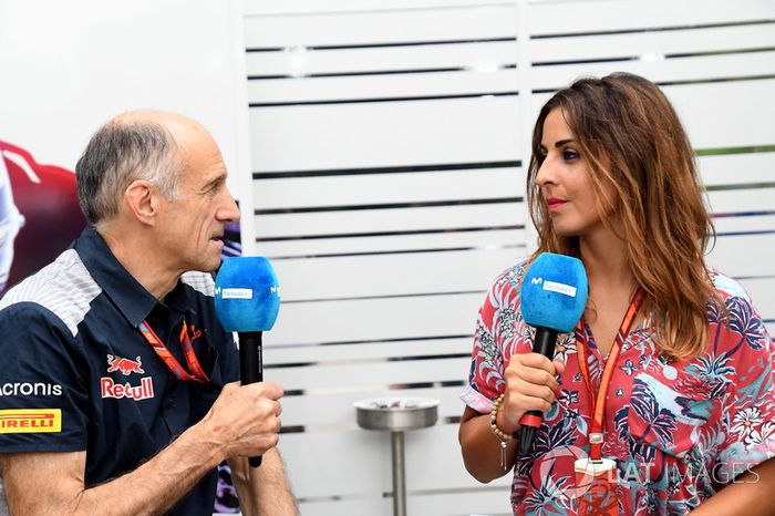 Franz Tost, director del equipo Scuderia Toro Rosso conversaciones, Noemi de Miguel, presentadora de televisión de Movistar