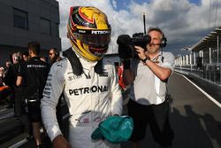Ganador de la pole Lewis Hamilton, Mercedes AMG F1 celebra en parc ferme