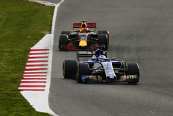 Marcus Ericsson, Sauber C36, devant Max Verstappen, Red Bull Racing RB13