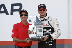 Segundo lugar Graham Rahal, Rahal Letterman Lanigan Racing Honda recibe su trofeo de pista President