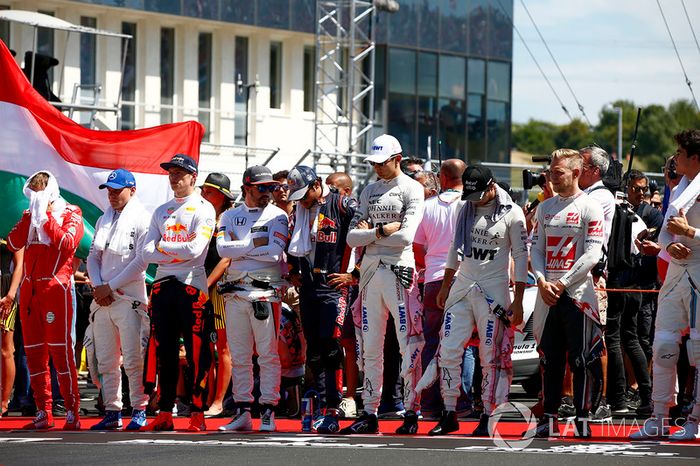 Los pilotos durante el himno