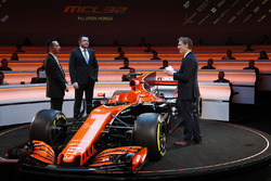 Yusuke Hasegawa, Director de manejo, Honda, Eric Boullier, Director de carreras, McLaren y presentador Simon Lazenby en el escenario para el lanzamiento de la McLaren MCL32