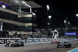 Финиш: Льюис Хэмилтон, Mercedes AMG F1 W07 Hybrid и Нико Росберг, Mercedes AMG F1 W07 Hybrid