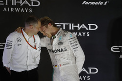 Podium: second place and new world champion Nico Rosberg, Mercedes AMG F1 with Tony Ross, race engin