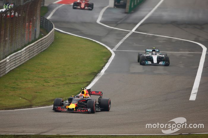 Max Verstappen, Red Bull Racing RB13, lidera a Valtteri Bottas, Mercedes AMG F1 W08 y Sebastian Vettel, Ferrari SF70H