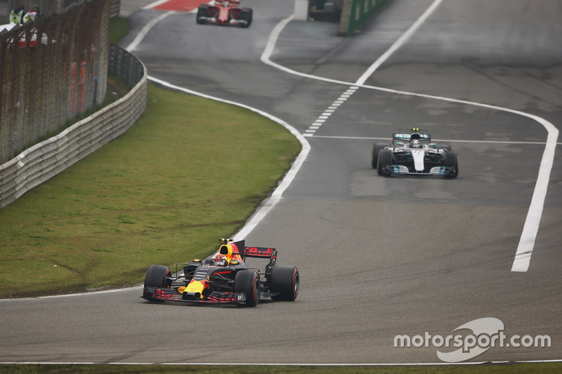 Max Verstappen, Red Bull Racing RB13, lidera a Valtteri Bottas, Mercedes AMG F1 W08 y Sebastian Vettel, Ferrari SF70H