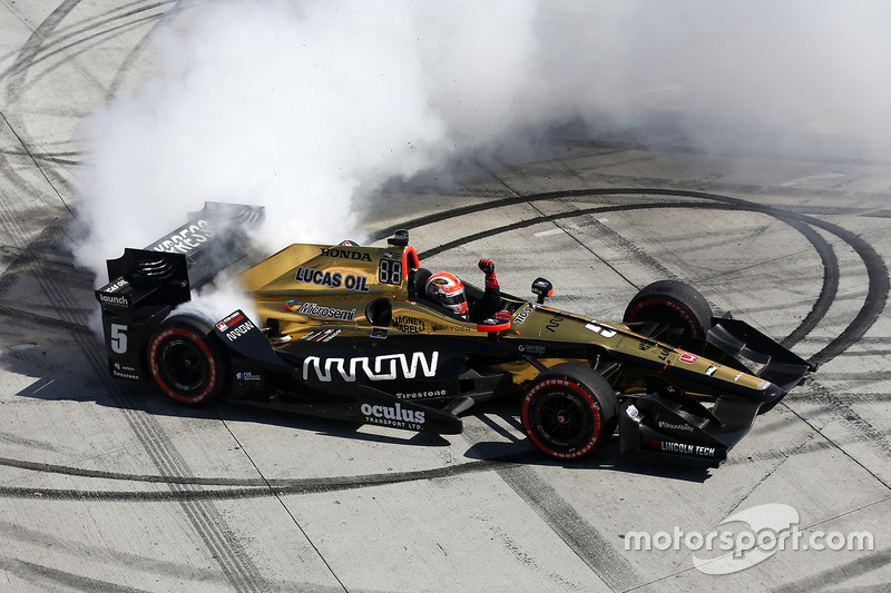 James Hinchcliffe, Schmidt Peterson Motorsports Honda, celebra su victoria