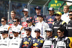 Foto de grupo de pilotos 2017: Valtteri Bottas, Mercedes AMG, Lewis Hamilton, Mercedes AMG, Daniel R