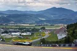 Lewis Hamilton, Mercedes AMG F1 W08, Esteban Ocon, Sahara Force India F1 VJM10