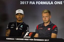 Lewis Hamilton, Mercedes AMG F1 y Kevin Magnussen, Haas F1 Team