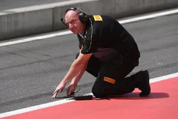 Ingeniero de Pirelli toma la temperatura de la pista