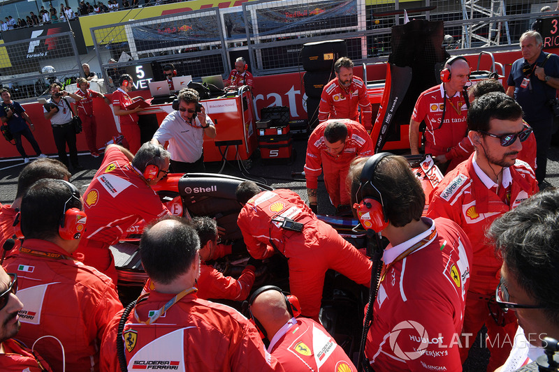 Ferrari mechanics observe the car of Sebastian Vettel, Ferrari SF70H, technical issues