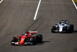 Kimi Raikkonen, Ferrari SF70H, Felipe Massa, Williams FW40