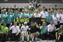 Le vainqueur Lewis Hamilton, Mercedes AMG F1, troisième place Valtteri Bottas, Mercedes AMG F1, font la fête avec l'équipe