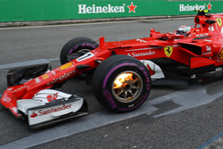 Kimi Raikkonen, Ferrari SF70-H, avec des freins avant en feu