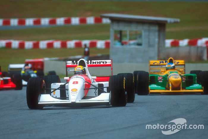 Ayrton Senna, McLaren MP4/8 Ford lidera a Michael Schumacher, Benetton B192B Ford