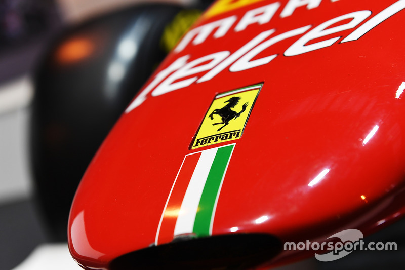 Un logo Ferrari sur une voiture sur le stand F1 Racing