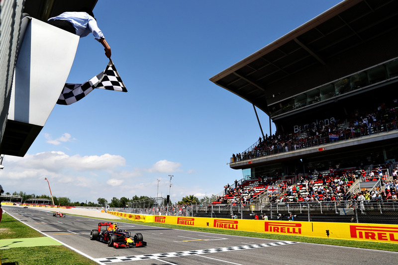 Max Verstappen, Red Bull Racing se lleva la bandera a cuadros