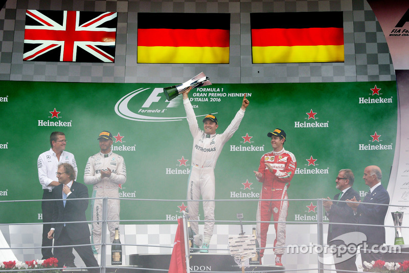 El podio: Lewis Hamilton, de Mercedes AMG F1 segundo; Nico Rosberg, Mercedes AMG F1, ganador de la carrera; Sebastian Vettel, Ferrari, tercero
