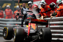 Max Verstappen, Red Bull Racing RB12 schiantato fuori gara