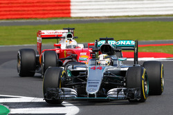 Lewis Hamilton, Mercedes AMG F1 W07 Hybrid; Sebastian Vettel, Ferrari SF16-H