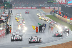 Start: #2 Porsche Team Porsche 919 Hybrid: Romain Dumas, Neel Jani, Marc Lieb memimpin behind safety car