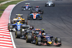 Карлос Сайнс-мл., Scuderia Toro Rosso STR11, и Фернандо Алонсо, McLaren MP4-31
