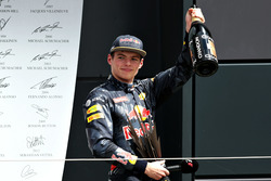 Max Verstappen, Red Bull Racing RB12 viert op het podium