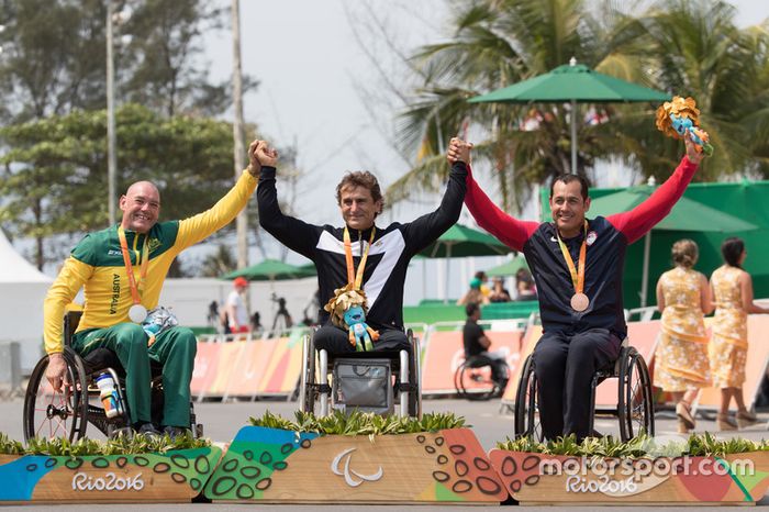 Podio: ganador medalla de oro Alex Zanardi