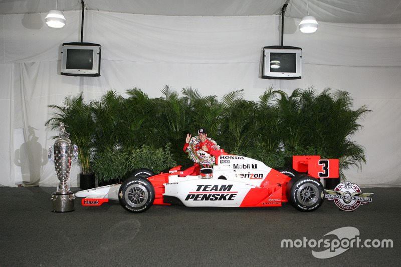 Ganador de la carrera Helio Castroneves