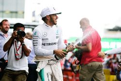 Ganador de la carrera Lewis Hamilton, Mercedes AMG F1 celebra con el equipo