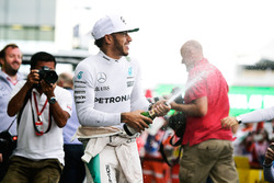 Race winner Lewis Hamilton, Mercedes AMG F1 celebrates with the team