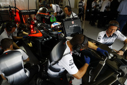 Le personnel de McLaren travaille sur la MP4-31 de Fernando Alonso
