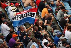 Tifosi e una bandiera per Max Verstappen, Red Bull Racing sulla tribuna