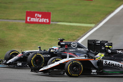 Fernando Alonso, McLaren MP4-31 y Sergio Pérez, Sahara Force India F1 VJM09