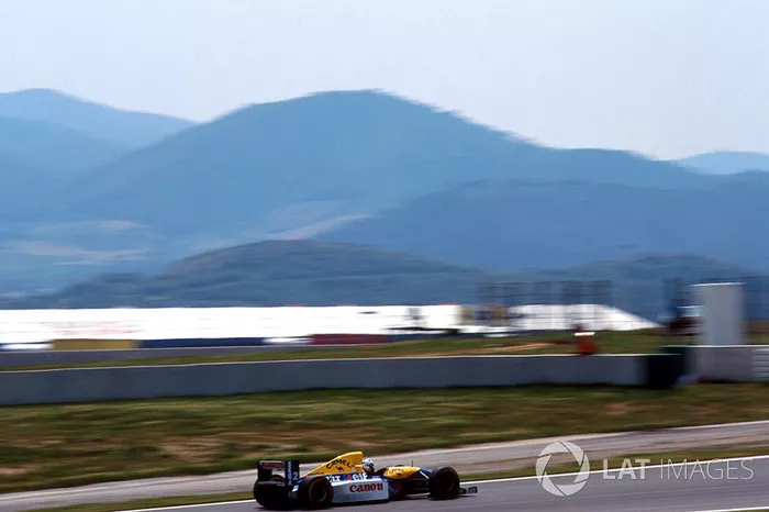 Aunque Prost abrió hueco ante Hill, el británico se acercó tras algunos problemas del Williams del francés 