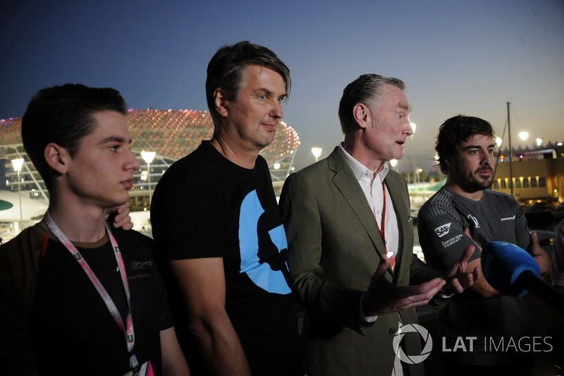 Fernando Alonso, McLaren et Cem Bolukbasi, G2 Esports Gamer, Sean Bratches, directeur commercial de la F1