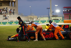 Daniel Ricciardo, Red Bull Racing RB13, retired from the race