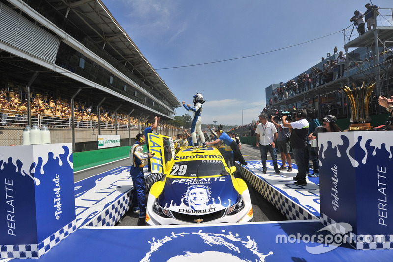 Daniel Serra comemora título da Stock  Car